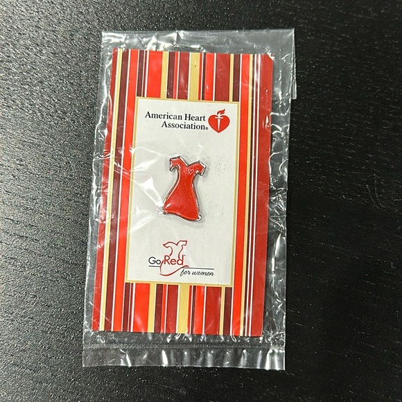 American Heart Association Red Dress Pin - Picture 1 of 3